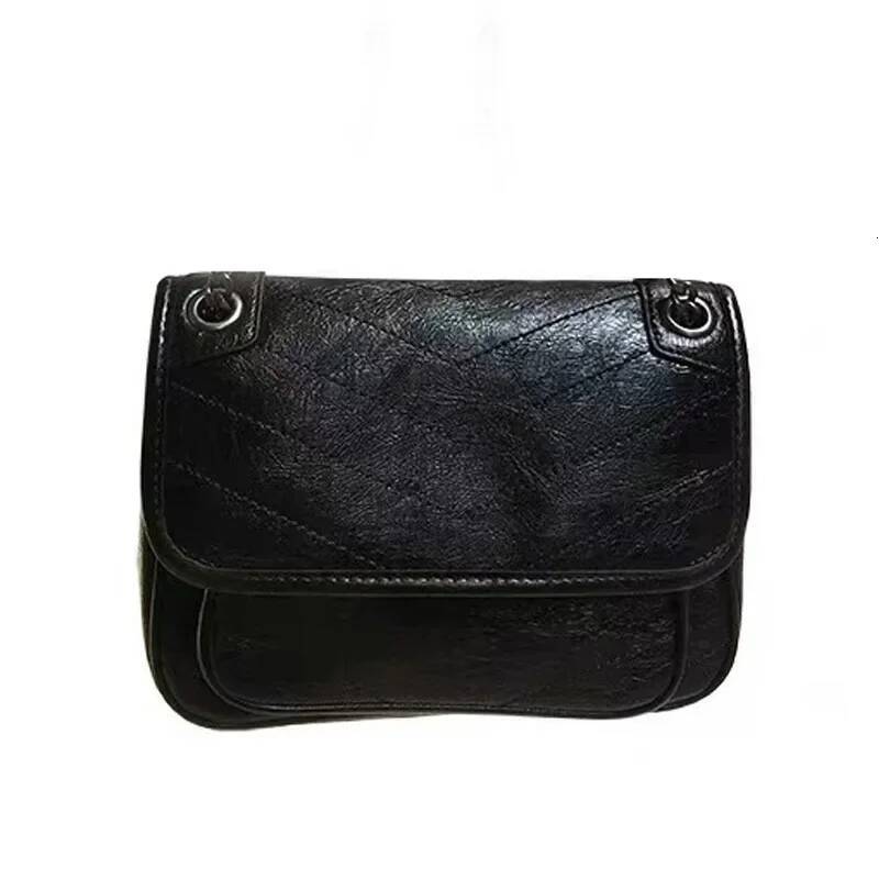 Fashion Leather Chain Bag Women s Handbag New Oil Wax Women s Shoulder Bag Autumn New Designer Bag design Versatile Commuting Bag