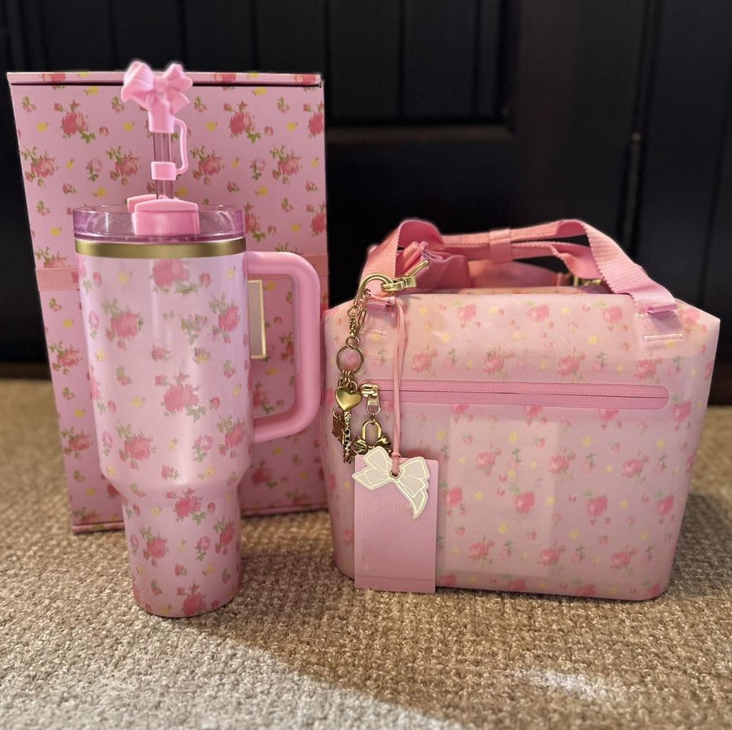 US Stock New 40 OZ Love Shack Fancy Floral Cups With Bow Cap Stainless Steel Tumblers with handle Lid and Straw Purple Stars Car Mugs Chocolate Gold Water Bottles 0409