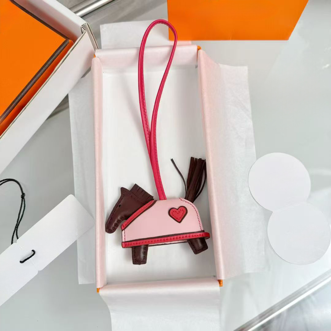 Robeo Coeur Horse Bag Charm Designer Keychain Vest Heart Genuine Leather Pegasus Charm Men Women Lanyard Key Chain Purse Charm Top With Box