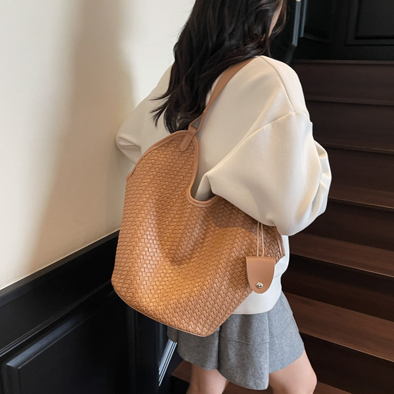 Designer bag free shipping Casual and fashionable woven tote bag new women's autumn large capacity simple shoulder bag black khaki brown coffee