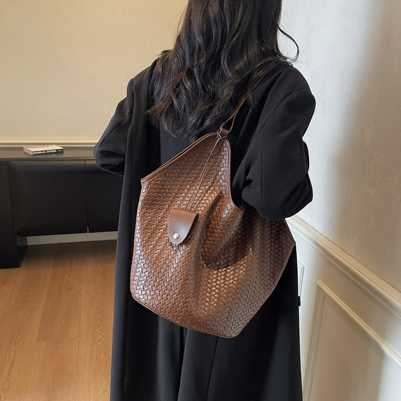 Designer bag free shipping Casual and fashionable woven tote bag new women's autumn large capacity simple shoulder bag black khaki brown coffee