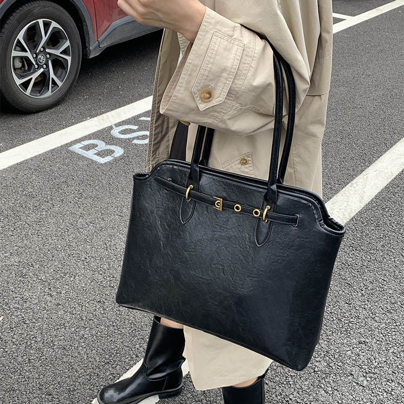 Designer bag free shipping New autumn trendy casual shoulder bag with large capacity commuting tote bag for woman black red brown