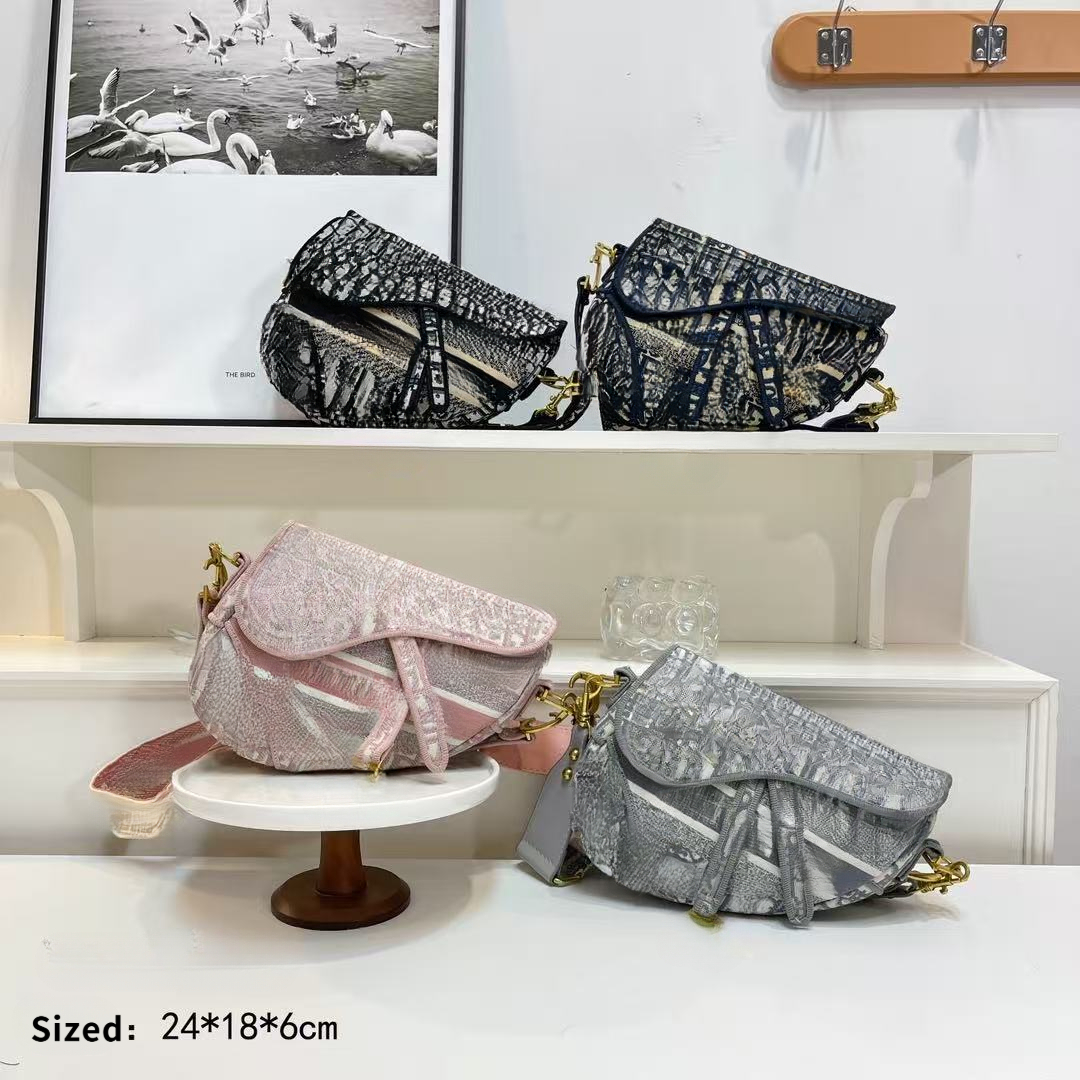 2025 New Best-selling saddle-style handbag designed by a designer, fashionable and trendy, with high-end texture, single-shoulder bag, luxury handbag, women's bag