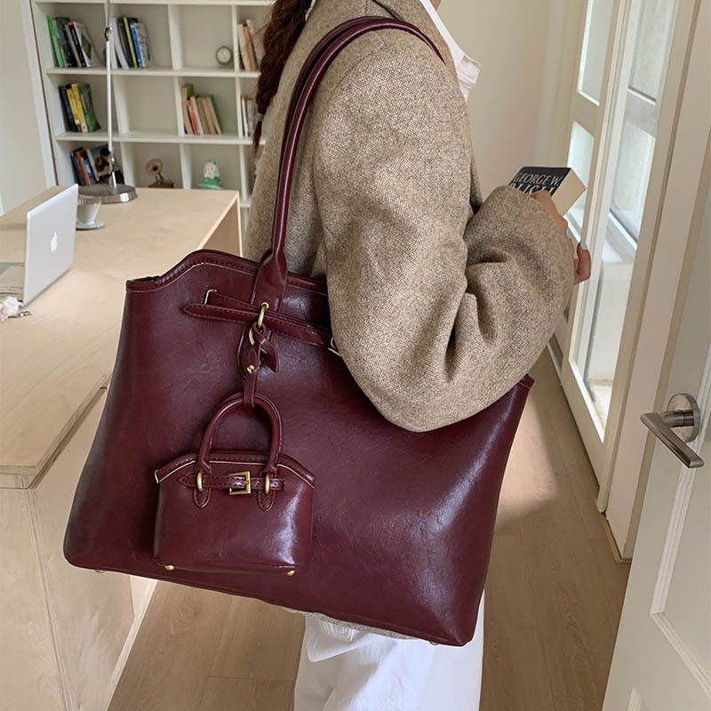Designer bag free shipping New autumn trendy casual shoulder bag with large capacity commuting tote bag for woman black red brown