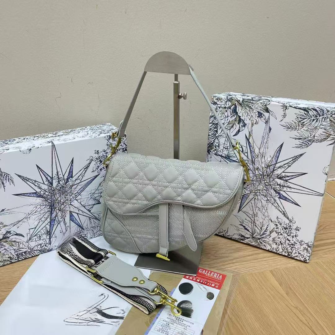 2025 New Best-selling saddle-style handbag designed by a designer, fashionable and trendy, with high-end texture, single-shoulder bag, luxury handbag,