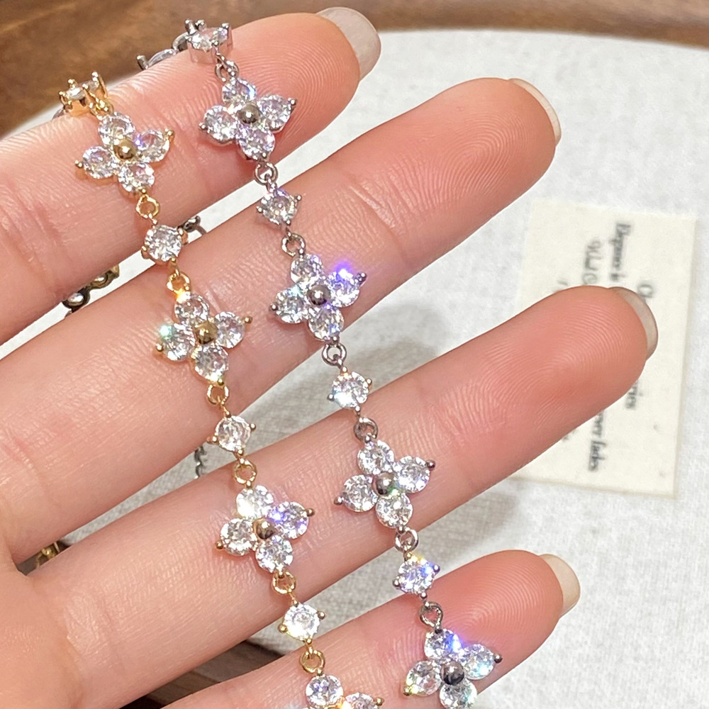 2025 hot Clover Bracelet Designer jewelry Diamond flower hollow out pull-out bracelet light luxury high end feel fashionable commuting versatile 4 Lea