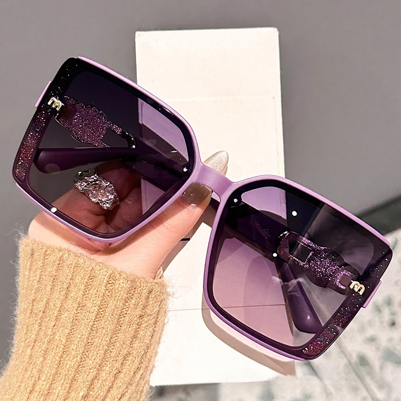 Chic Unisex Protective Sun Glasses Offering Superior Visibility During Commutes Elegant Designer Shades Combining Style with Solar Defense Features