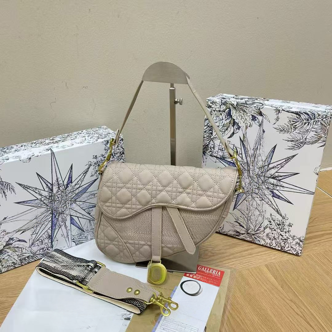 2025 New Best-selling saddle-style handbag designed by a designer, fashionable and trendy, with high-end texture, single-shoulder bag, luxury handbag,