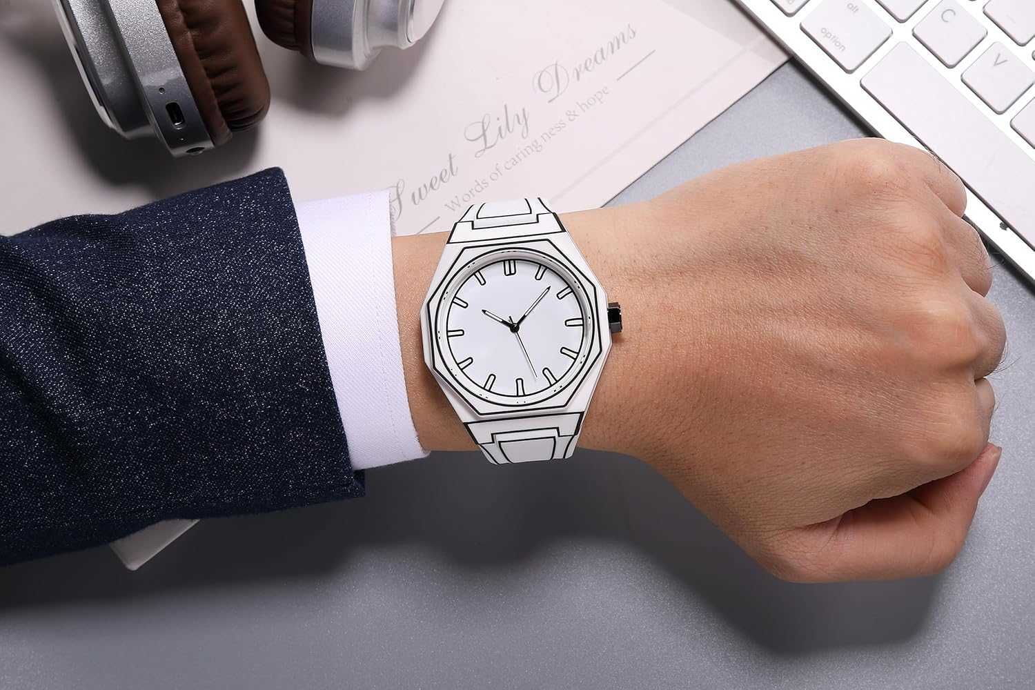 Sketch Watch Sports Fashion Quartz Minimalist Black and White Anime Series Watch Z250922