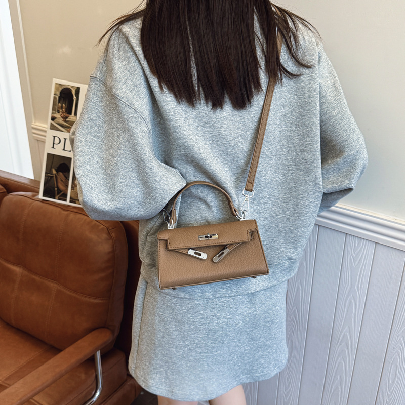 Designer bag hot free shipping New daily commuting shoulder bag with a high-end feel trendy and casual fashion cross body bag black pink grey khaki wh