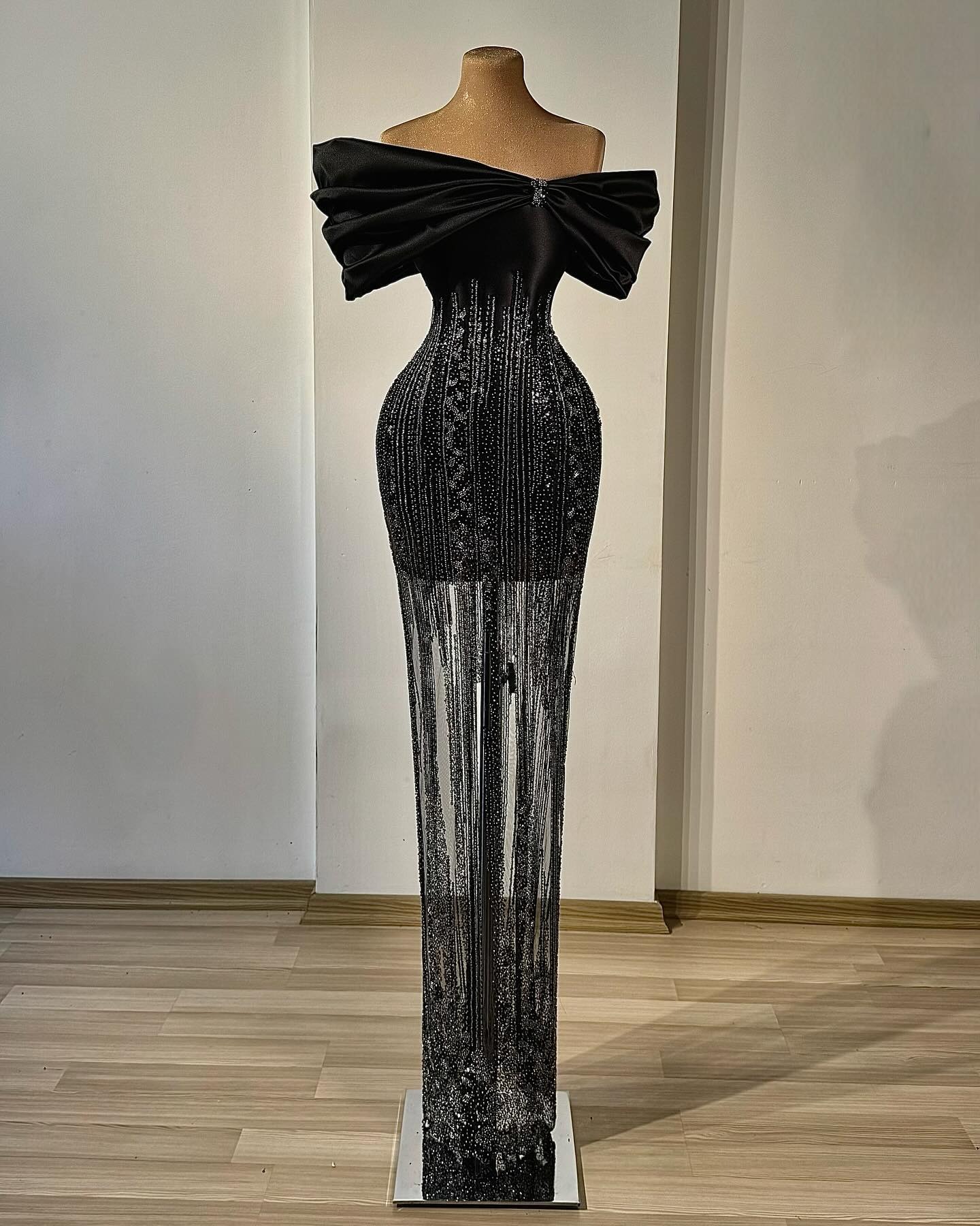 Gorgeous Appliques Evening Dresses Off Shoulder Prom Gowns Illusion Sequins Beading Princess Customized Vestidos De Noche Plus Size