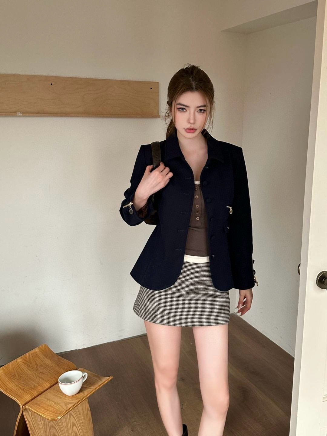 The llvv women's jacket features a classic letter combination design, exuding a fashionable and trendy charm