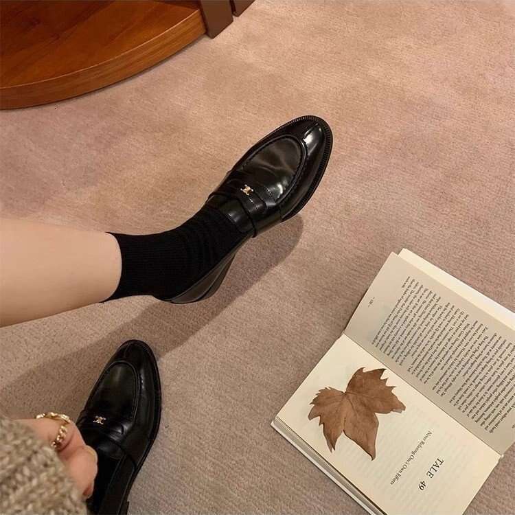 Gold Buckle Slip-On Lazy Loafers Designer Shoe Women British Style Small Leather Single Shoes 2025 New Model