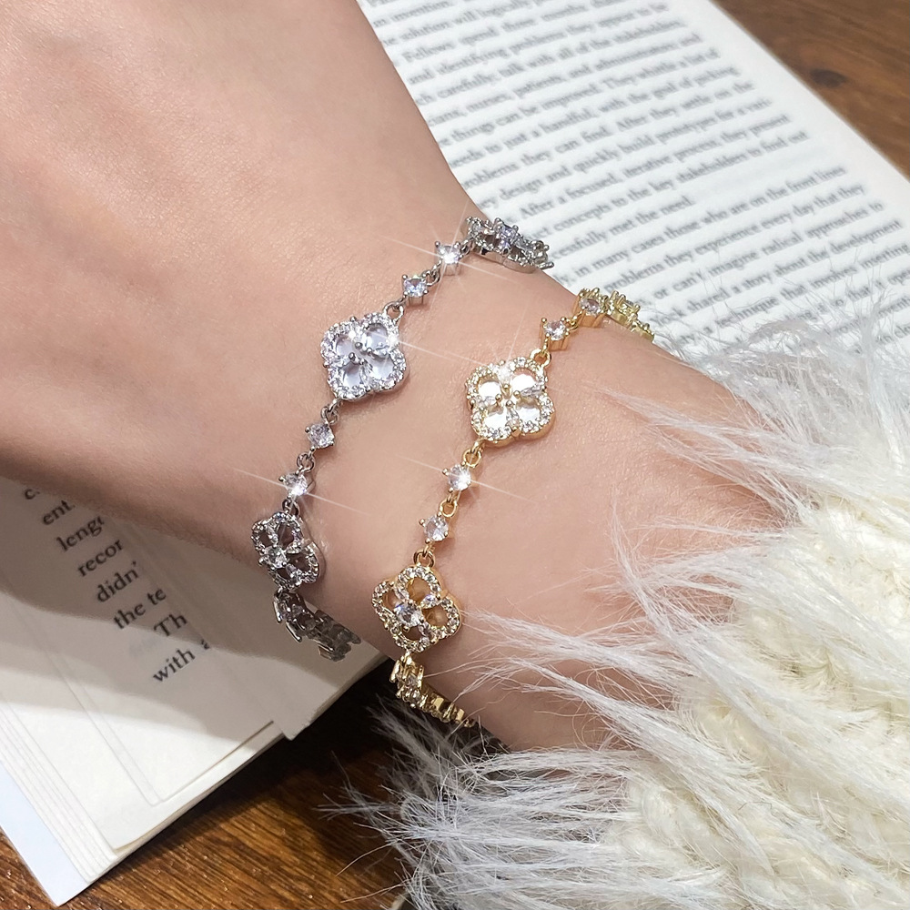 2025 hot Clover Bracelet Designer jewelry Diamond flower hollow out pull-out bracelet light luxury high end feel fashionable commuting versatile 4 Lea