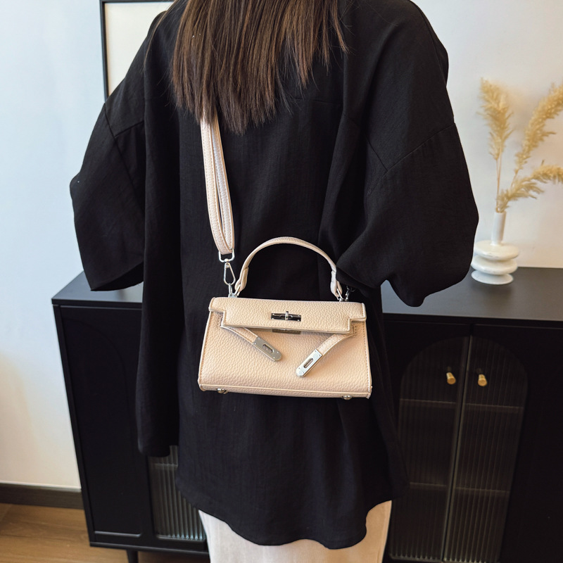 Designer bag hot free shipping New daily commuting shoulder bag with a high-end feel trendy and casual fashion cross body bag black pink grey khaki wh