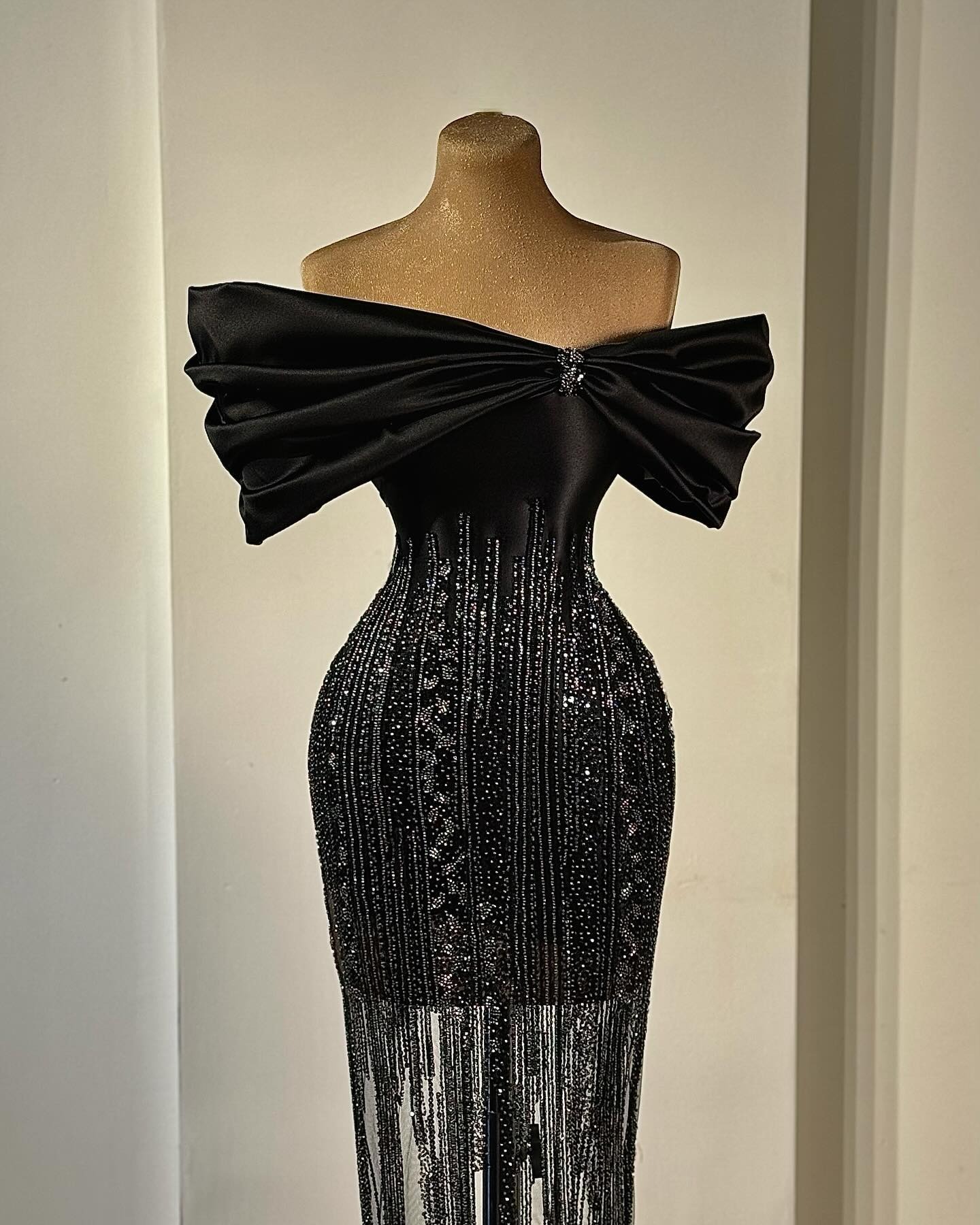 Gorgeous Appliques Evening Dresses Off Shoulder Prom Gowns Illusion Sequins Beading Princess Customized Vestidos De Noche Plus Size