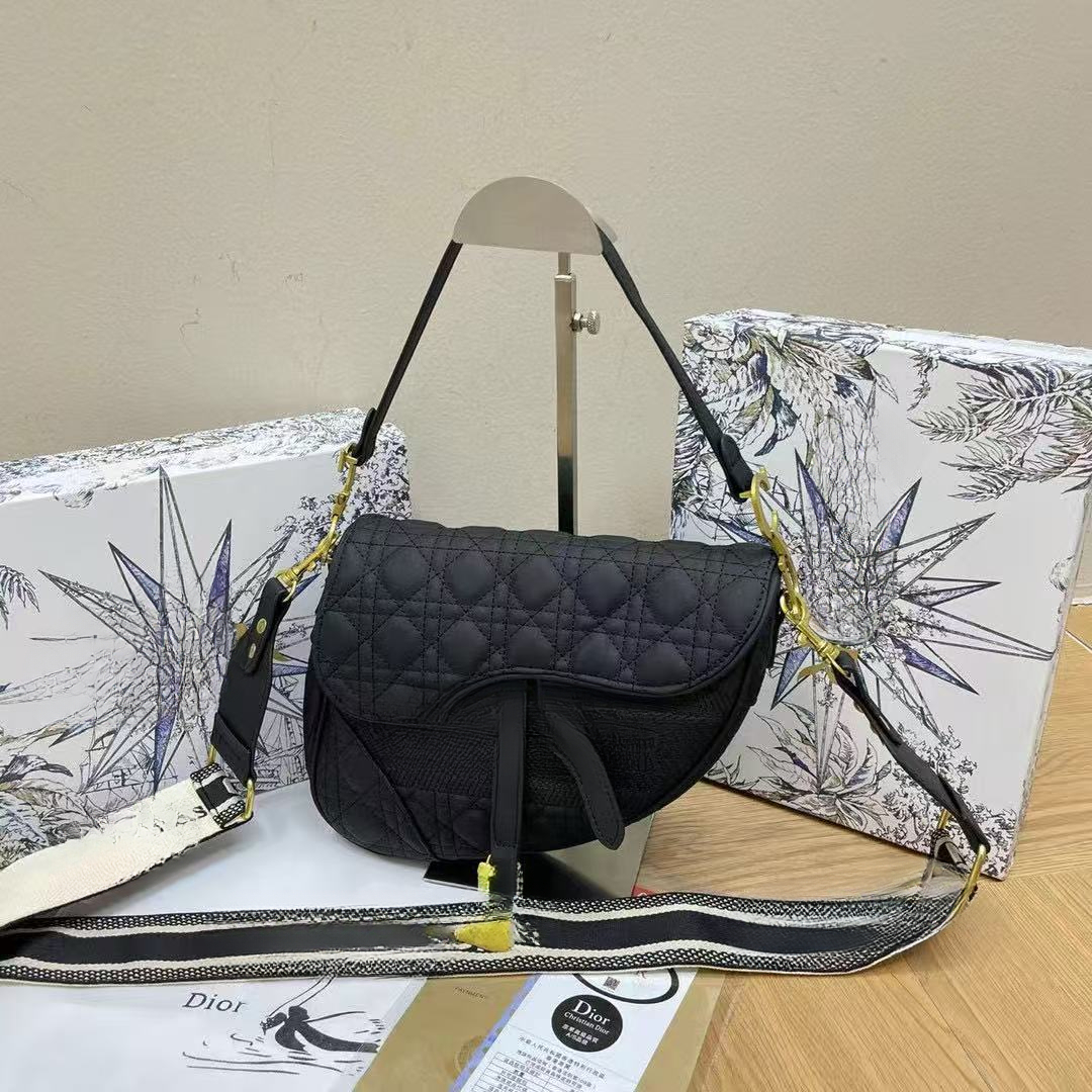 2025 New Best-selling saddle-style handbag designed by a designer, fashionable and trendy, with high-end texture, single-shoulder bag, luxury handbag,