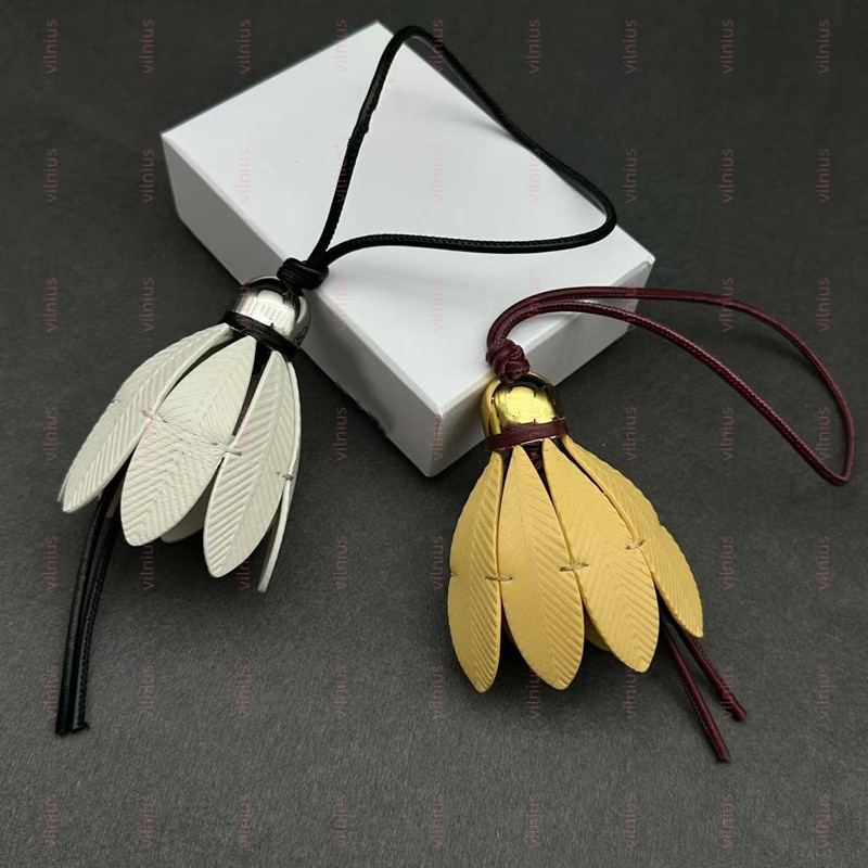 Fashion Lavender Badminton Phone Charm Designer Fomen Women Bag Charm dans la peau de veau et en laiton Strap de veau en boucle.