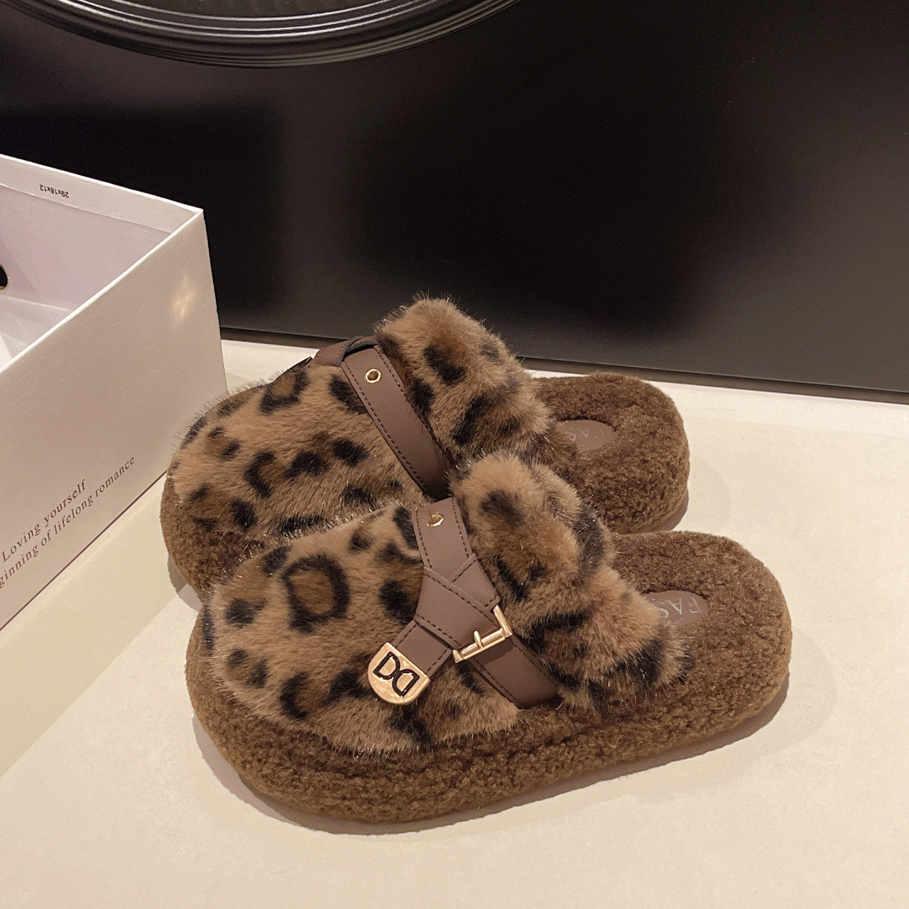 Free shipping for women in the 2025 new autumn and winter Baotou leopard print thick-soled woolen slippers for outerwear