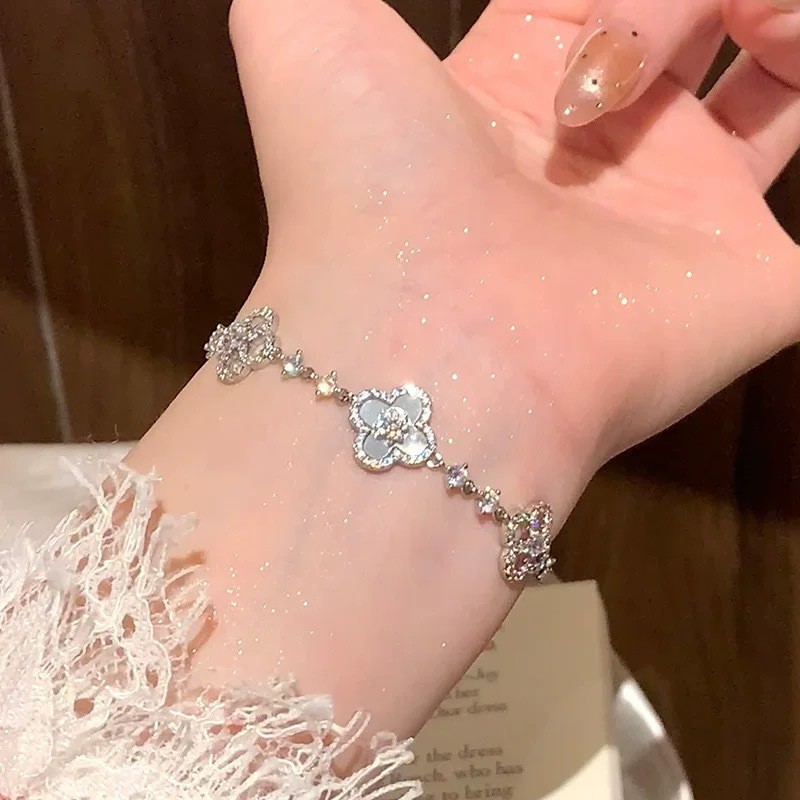 2025 hot Clover Bracelet Designer jewelry Diamond flower hollow out pull-out bracelet light luxury high end feel fashionable commuting versatile 4 Lea