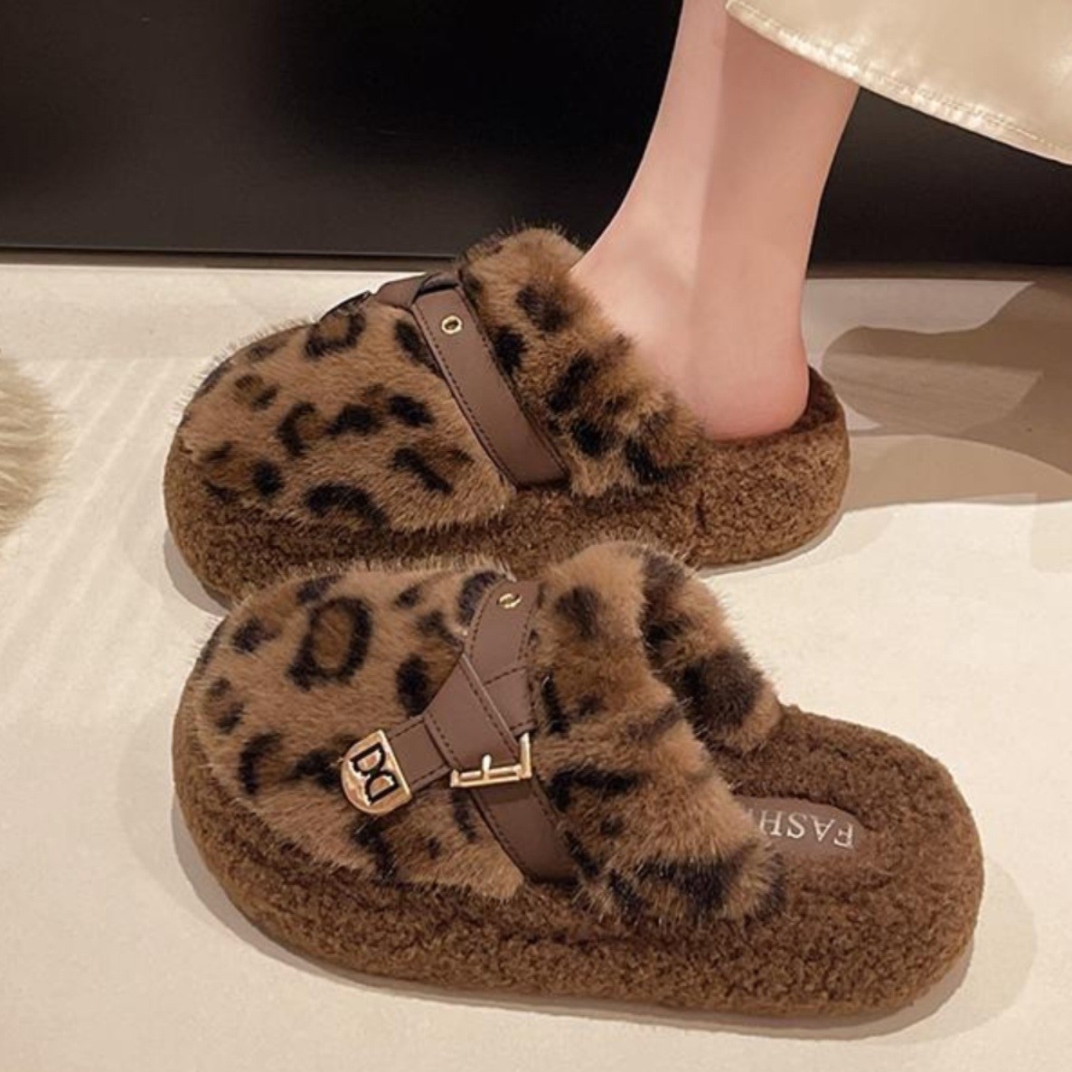 Free shipping for women in the 2025 new autumn and winter Baotou leopard print thick-soled woolen slippers for outerwear
