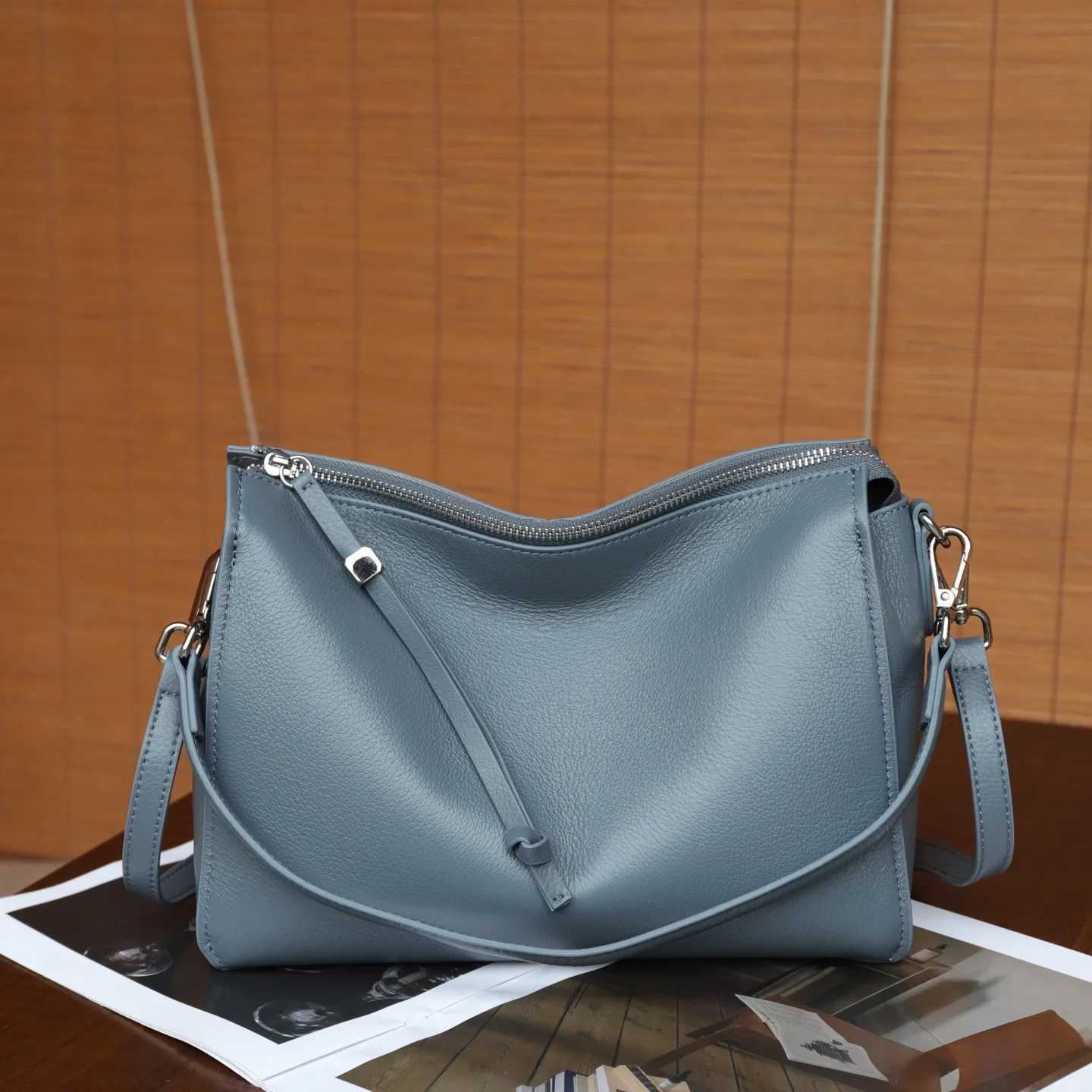 2025 AW Top Grain Slumped Leather Shoulder Bag Womens Genuine Crossbody Pillow Purse Premium Commute Underarm Bag J251025