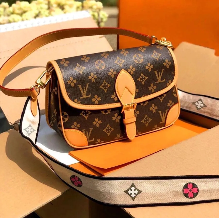 2025 Women Luxurys Designer Bag Crossbody Diane Baguette Classic Vintage Canvas Strap Flower Flap Clutch Purse Shoulder Bags Tote Bag Female backpack