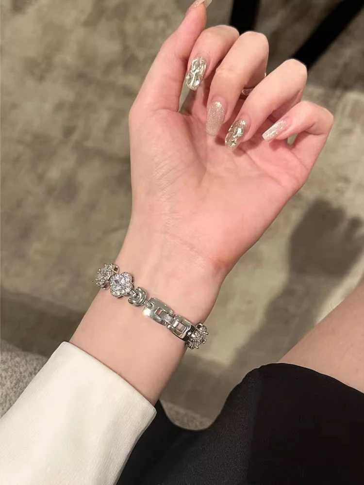 Luxury Luxury Diamond Band For Watch 38mm 40mm 41mm 42mm 44mm 45mm 49mm Wan Metal Bracelet Strap For iWatch 9 tra 8 7 SE 6 5 Y250923aw