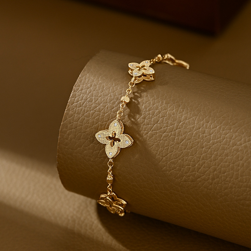 Hot designer jewelry Drawing process hollowed out lucky clover bracelet for women high-end feel light luxury necklace sweater chain earring 4/ Leaf je