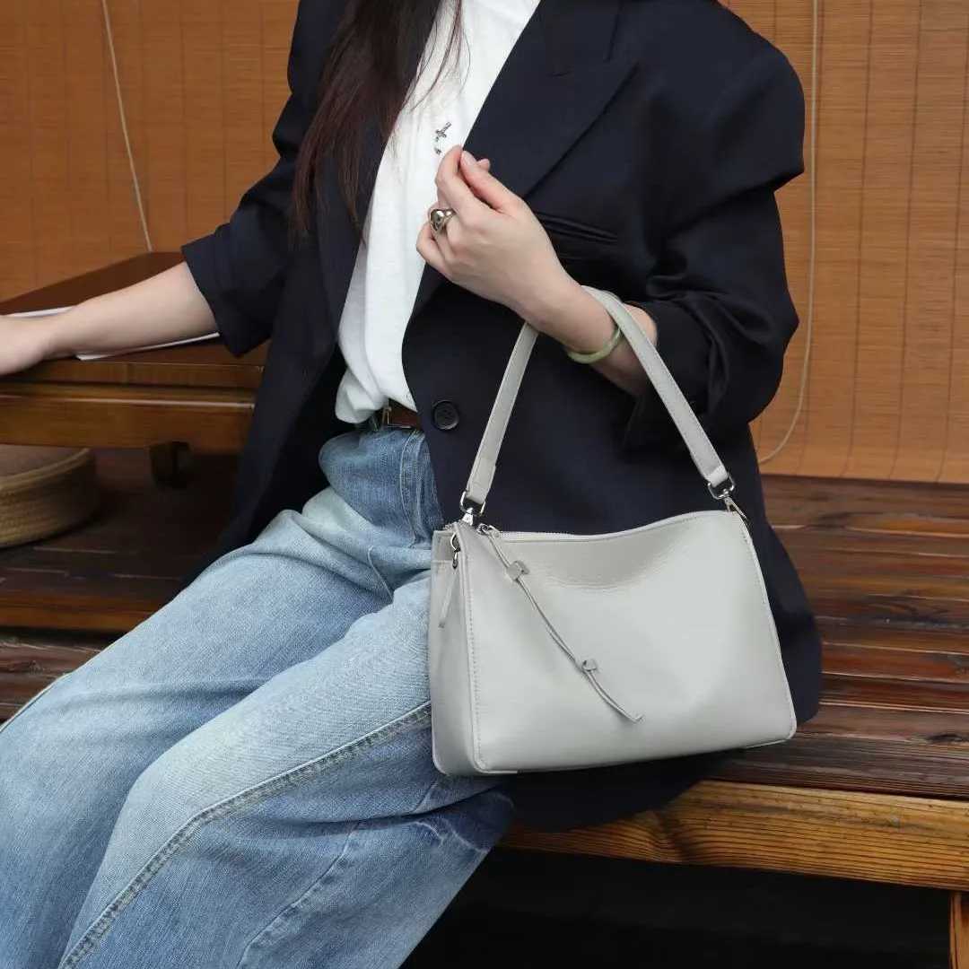 2025 AW Top Grain Slumped Leather Shoulder Bag Womens Genuine Crossbody Pillow Purse Premium Commute Underarm Bag J251025