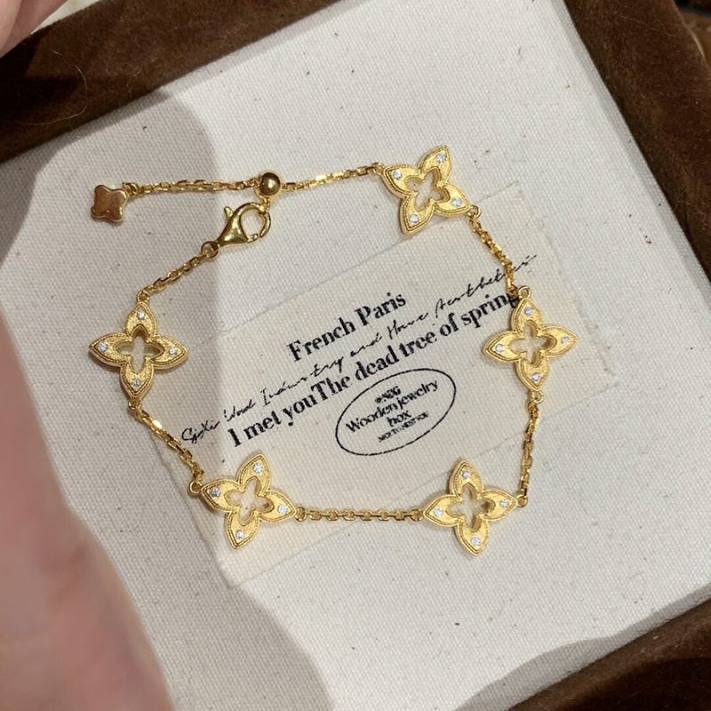 Hot designer jewelry Drawing process hollowed out lucky clover bracelet for women high-end feel light luxury necklace sweater chain earring 4/ Leaf je