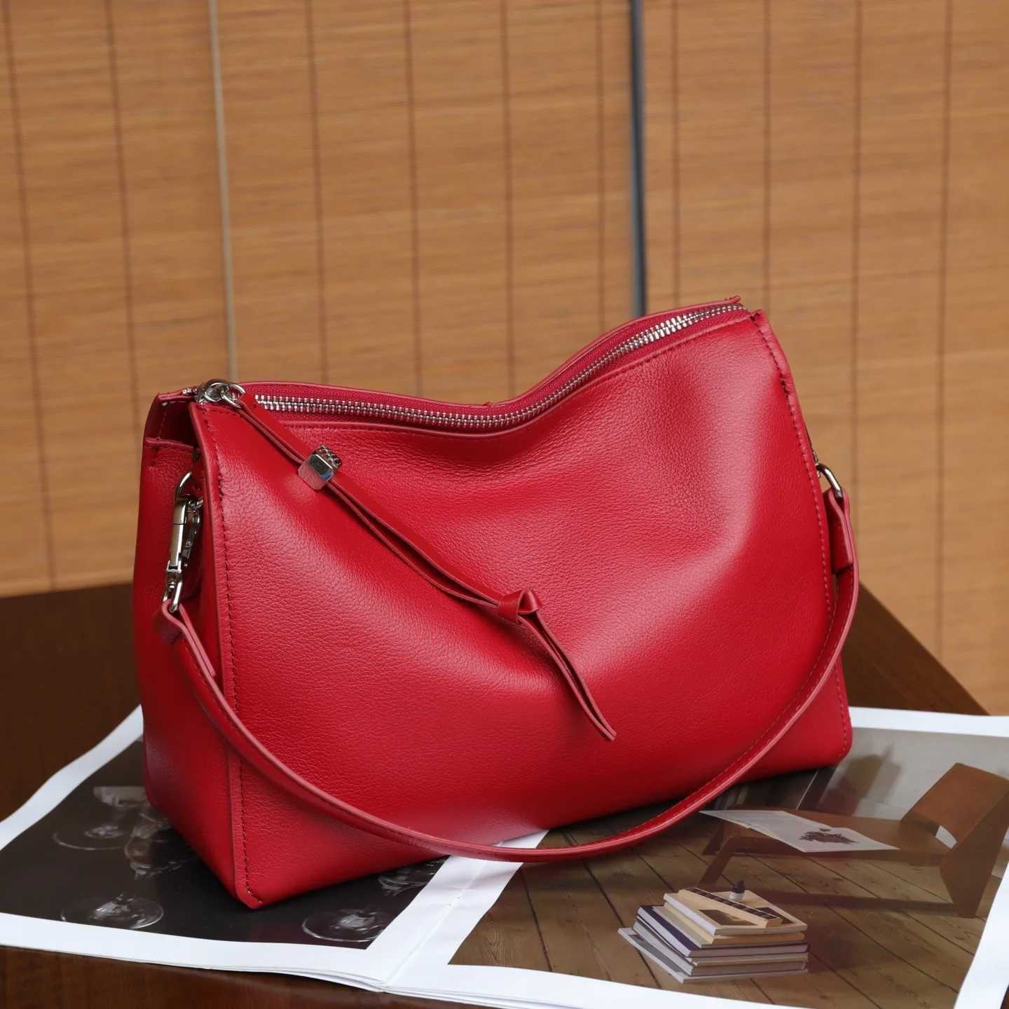 2025 AW Top Grain Slumped Leather Shoulder Bag Womens Genuine Crossbody Pillow Purse Premium Commute Underarm Bag J251025