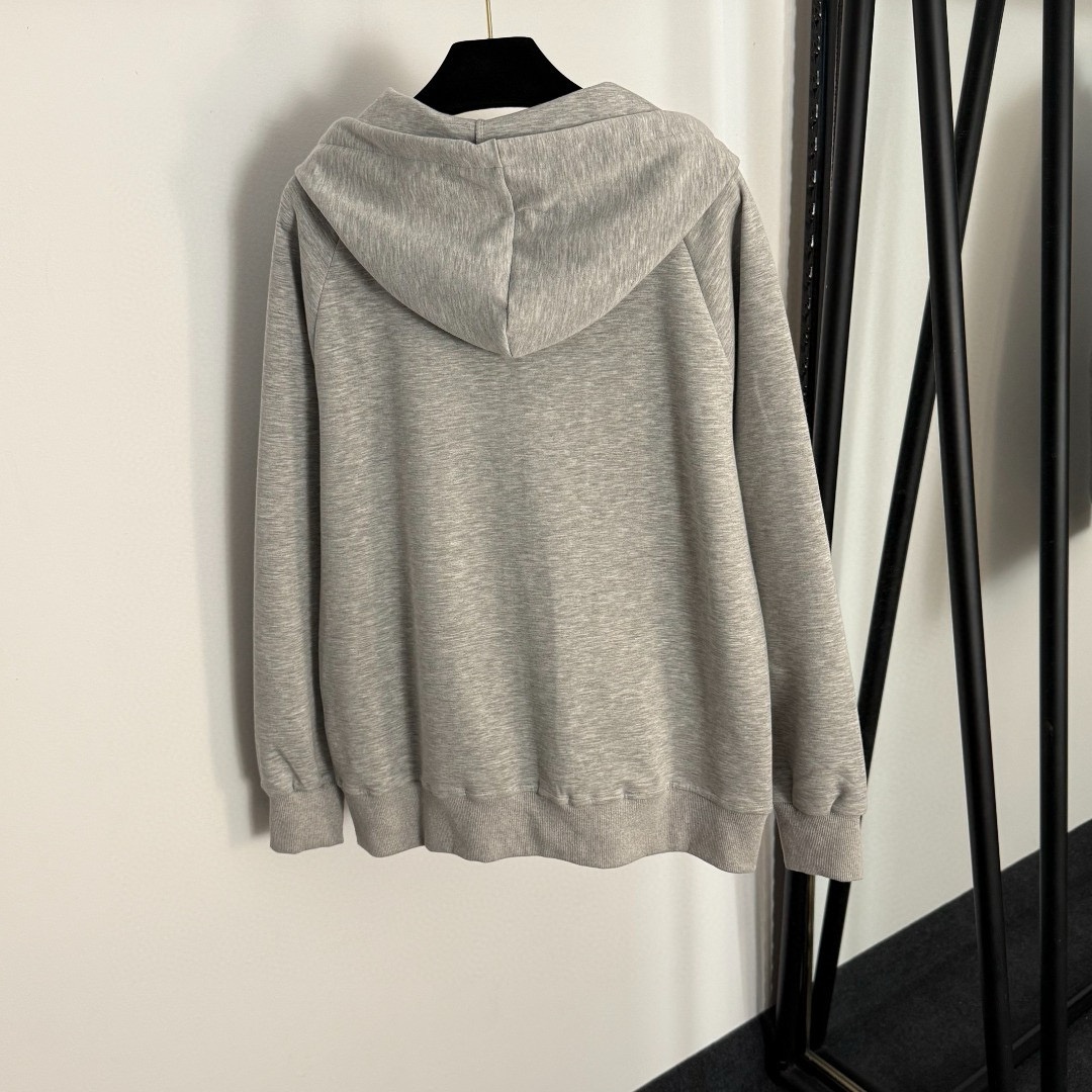 Luxury brand Mi*'s new sportswear collection features a leather logo embroidered with letters, a long-sleeved hooded zip-up jacket, and elastic w