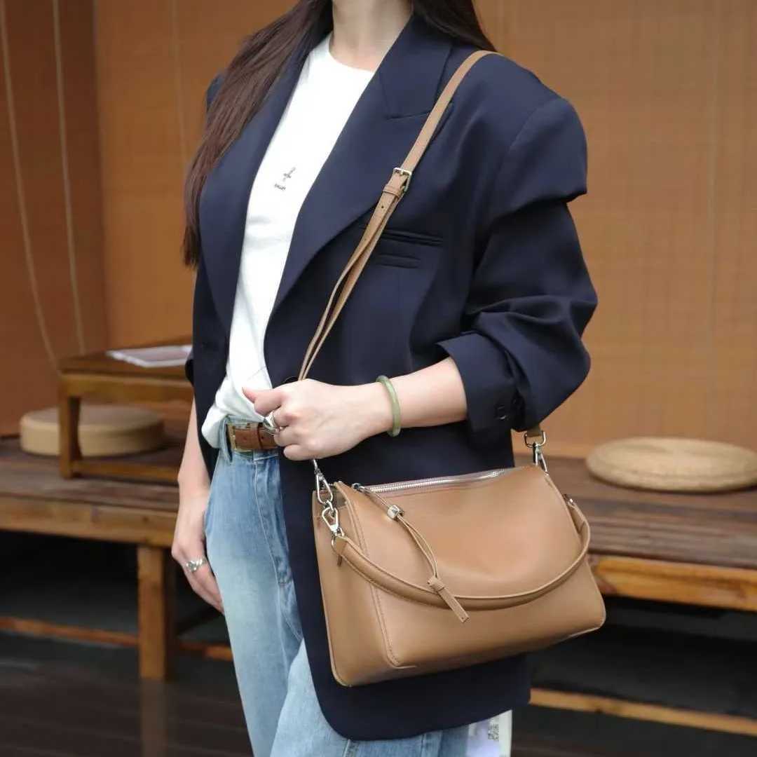 2025 AW Top Grain Slumped Leather Shoulder Bag Womens Genuine Crossbody Pillow Purse Premium Commute Underarm Bag J251025