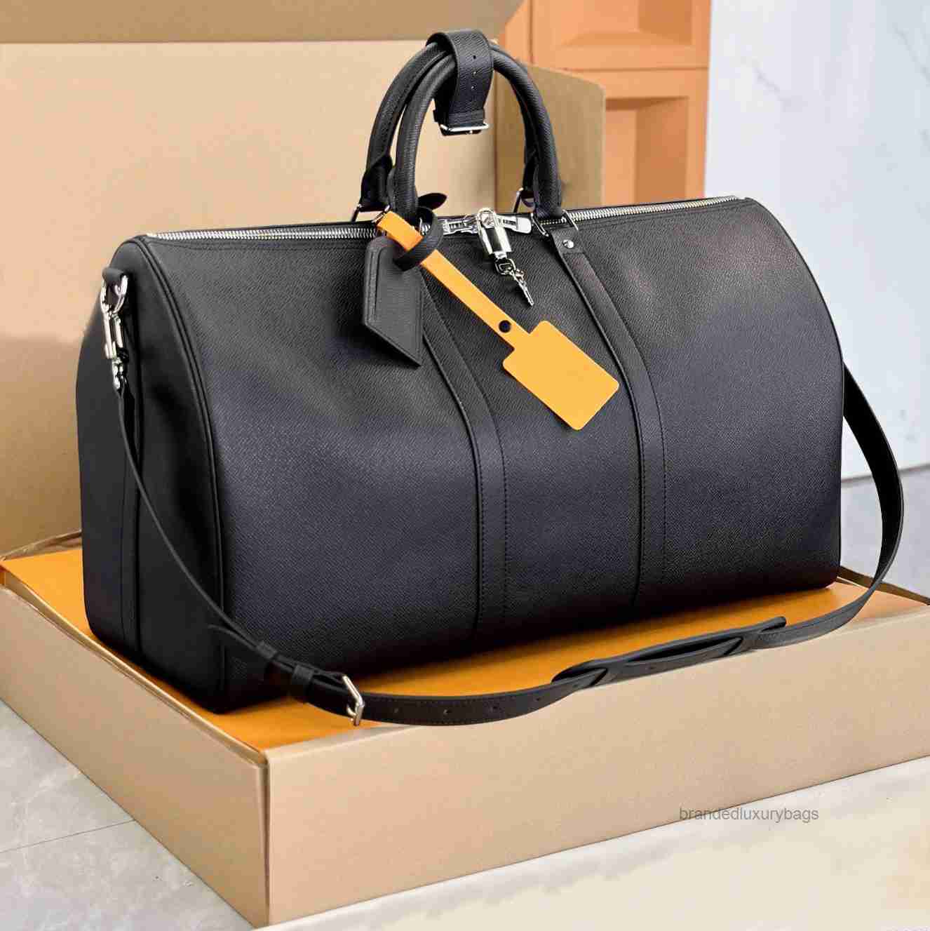 Designer Duffle Bag Large Travel Duffel Bags Classic Leather Weekender Mens Designer Tote Bag Spacious CarryOn for Men and Women