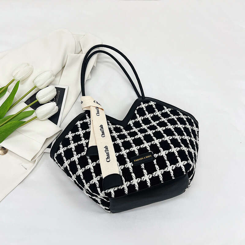 Best Seller Designer Bag Large Capacity Casual Summer Texture Beautiful Class Commuting Western Style Trendy Fashion Tote Bag