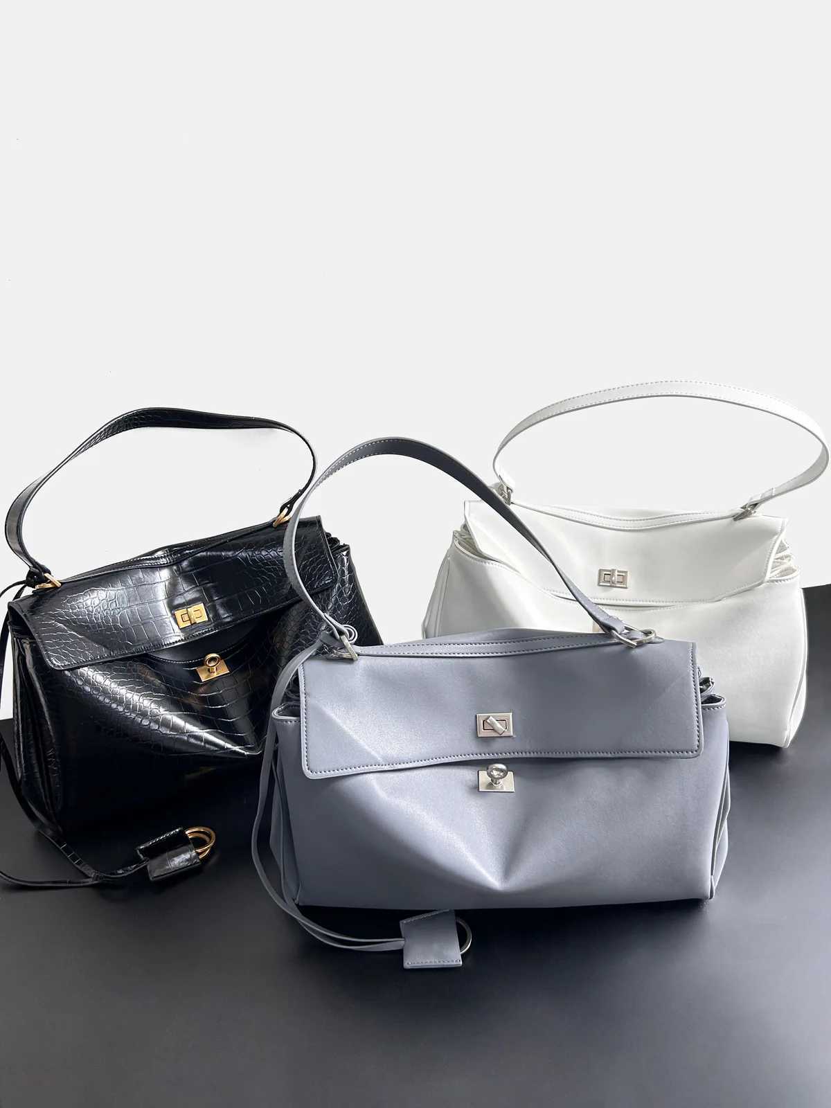 Atmospheric fashion lock cowhide womens bag 2025 new chain lightweight texture foreign leather soft leather crossbody bag J2510251