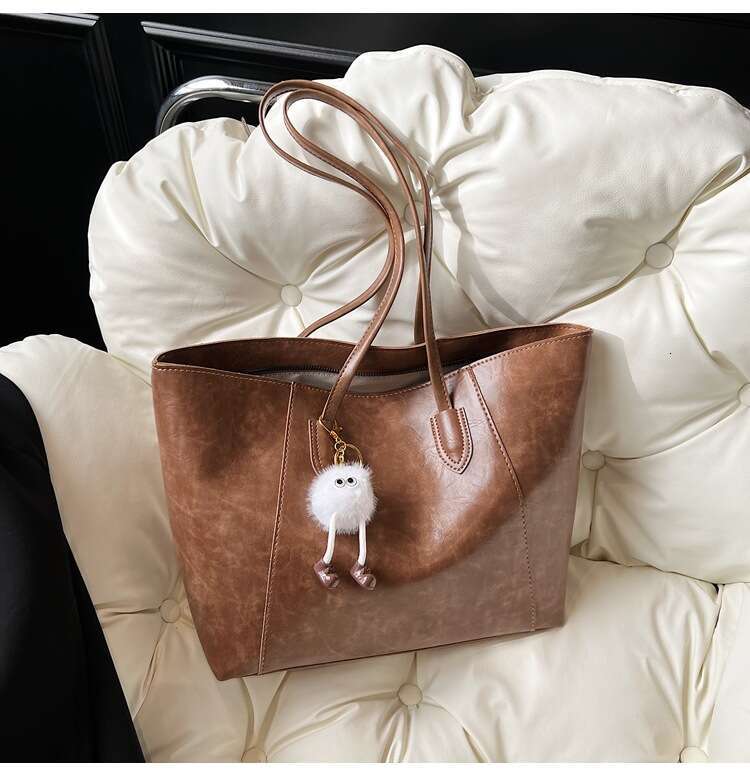 New Fashion Designer Bags for Women Large Capacity Shoulder Bags Brown College Student Commuting Tote Bag with Cartoon Pendant