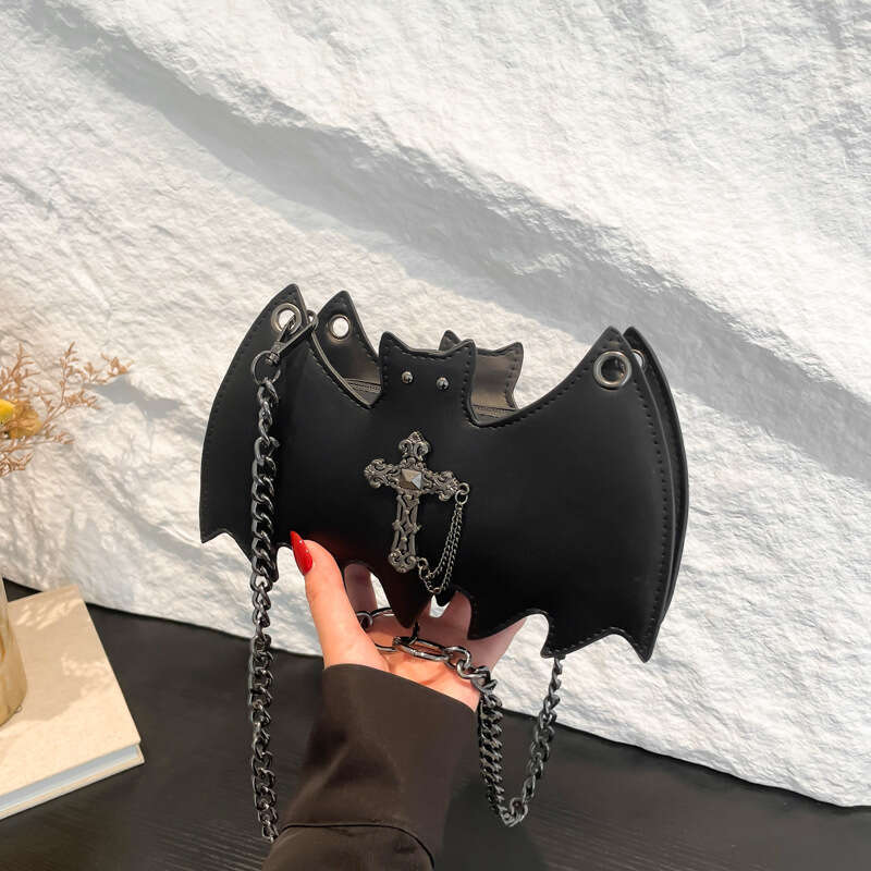 Halloween Skull Small Women's 2024 New Fashion Trendy Personality Bat Quirky Chain Crossbody Bag
