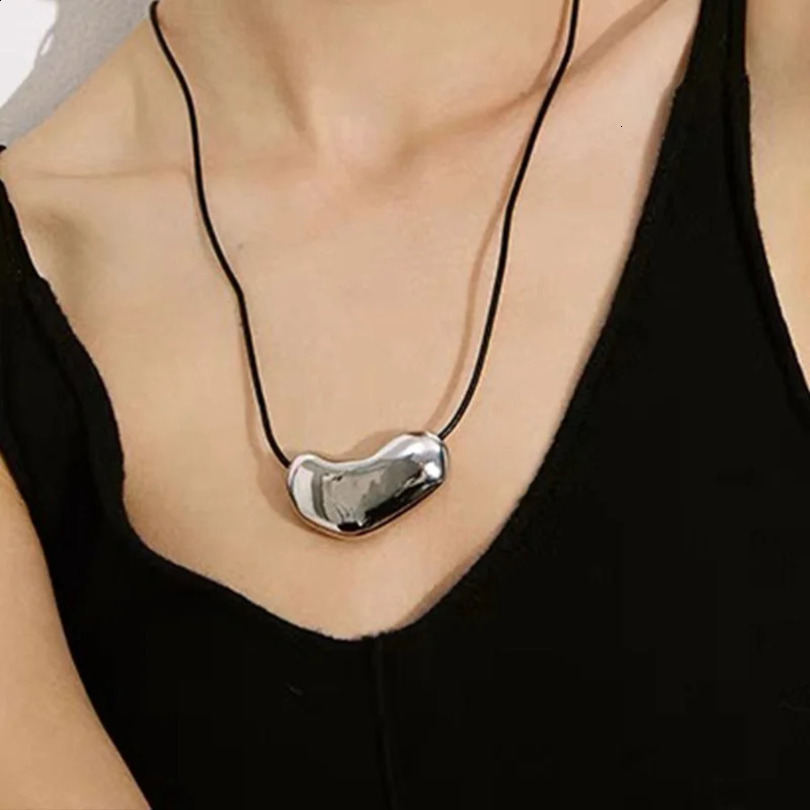 Brass rope chain large irregular heart-shaped pendant necklace womens jewelry punk runway rare dress Bohemian Japan Korea 241018