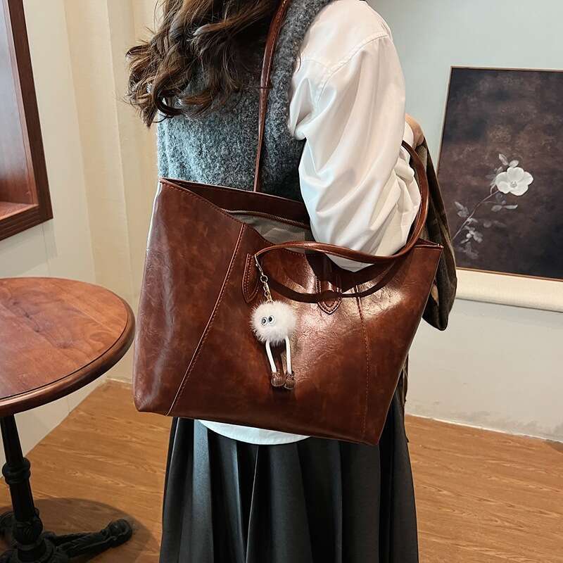New Fashion Designer Bags for Women Large Capacity Shoulder Bags Brown College Student Commuting Tote Bag with Cartoon Pendant
