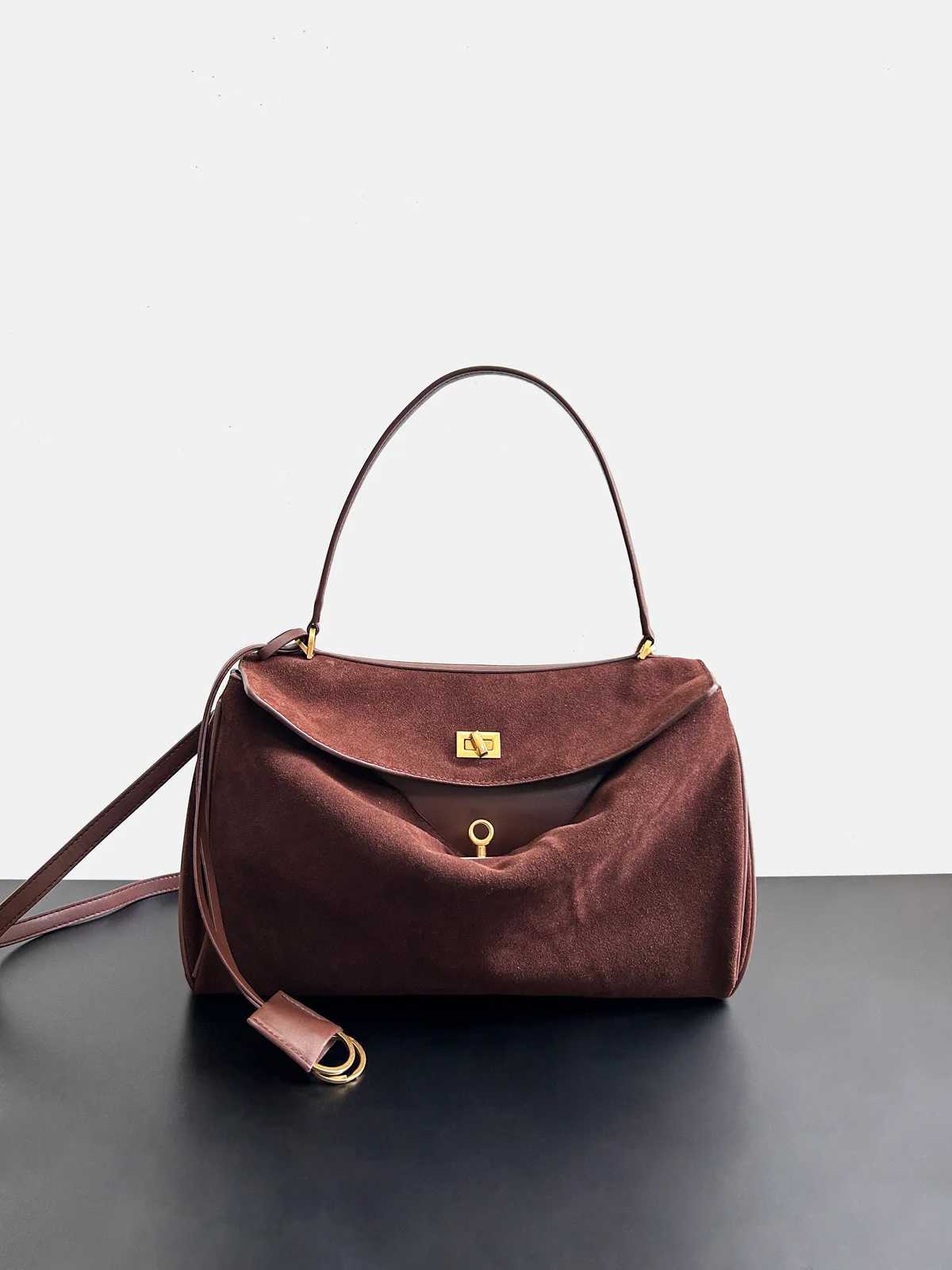 Atmospheric fashion lock cowhide womens bag 2025 new chain lightweight texture foreign leather soft leather crossbody bag J251025