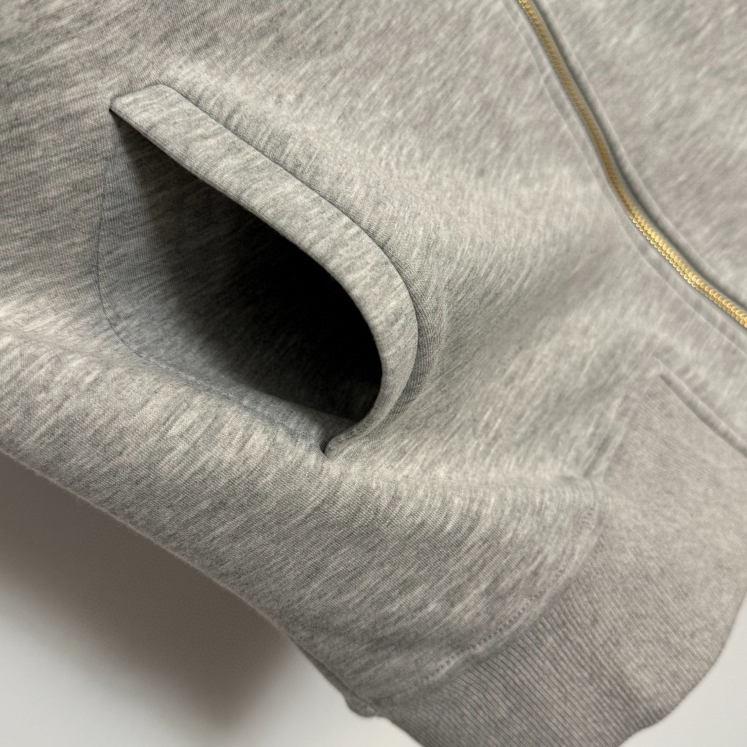 Luxury brand Mi*'s new sportswear collection features a leather logo embroidered with letters, a long-sleeved hooded zip-up jacket, and elastic w