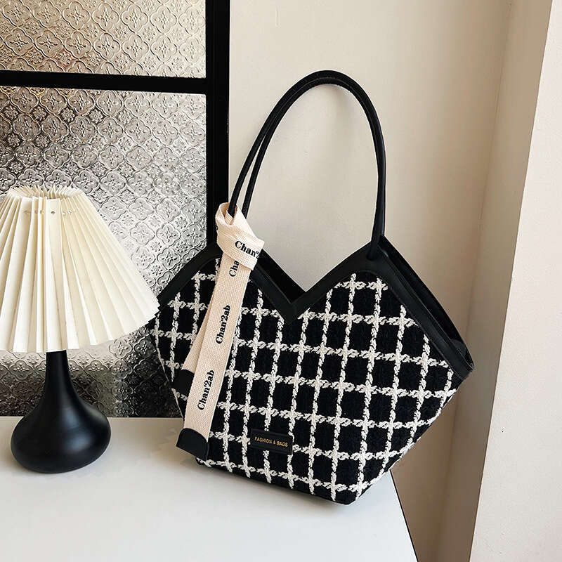 Best Seller Designer Bag Large Capacity Casual Summer Texture Beautiful Class Commuting Western Style Trendy Fashion Tote Bag
