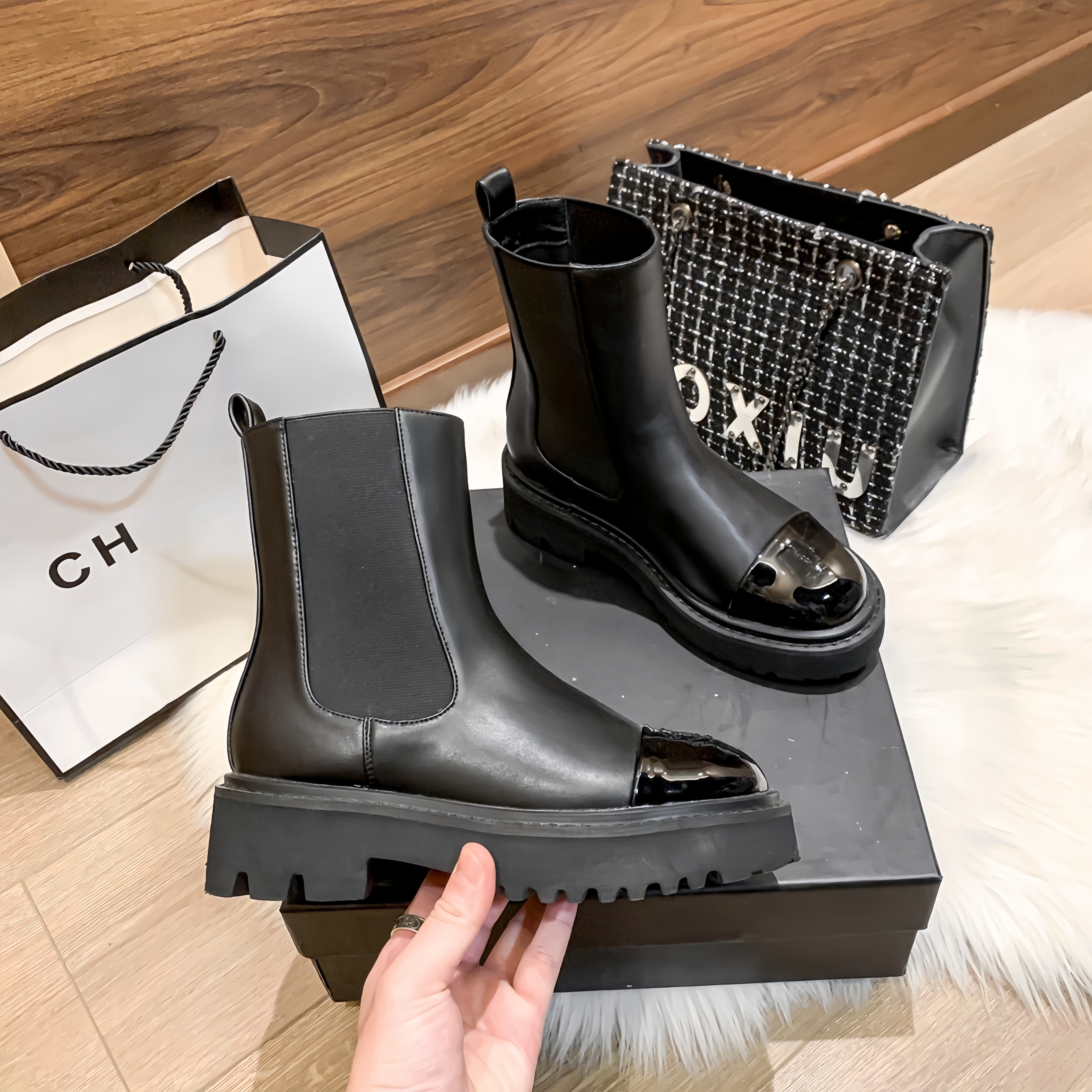 CHA Designer women's leather short boots, luxurious and high-end black, red and white short boots, free shipping, high-quality women's boots, size 35-40 055