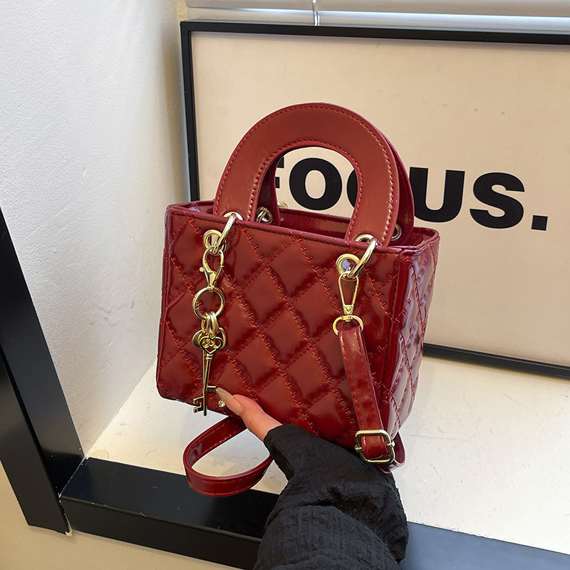 2025 autumn and winter French style new women's handbag niche design fashion trend style light luxury retro style designer bag