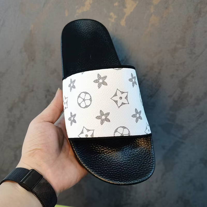 In the summer of 2025, men's and women's monogram one-piece flip-flops are fashionable, simple and versatile, with free shipping