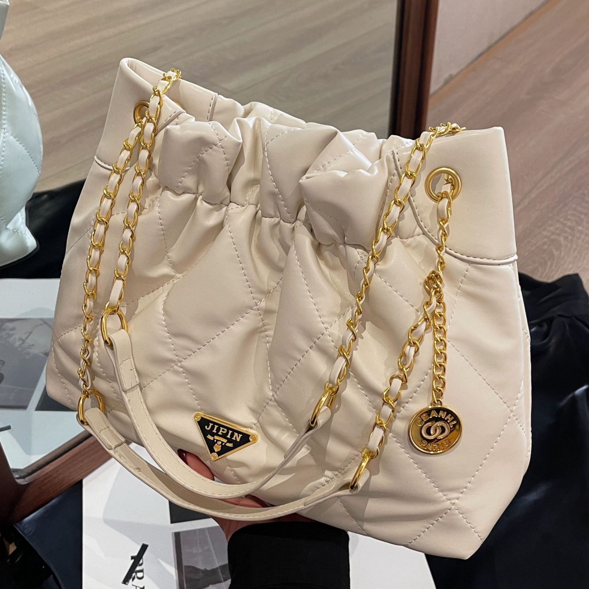 Designer Bag Women's 2025 New Fashion Quilted Chain Strap Bucket Bag, Large Capacity Solid Color Underarm Tote Bag