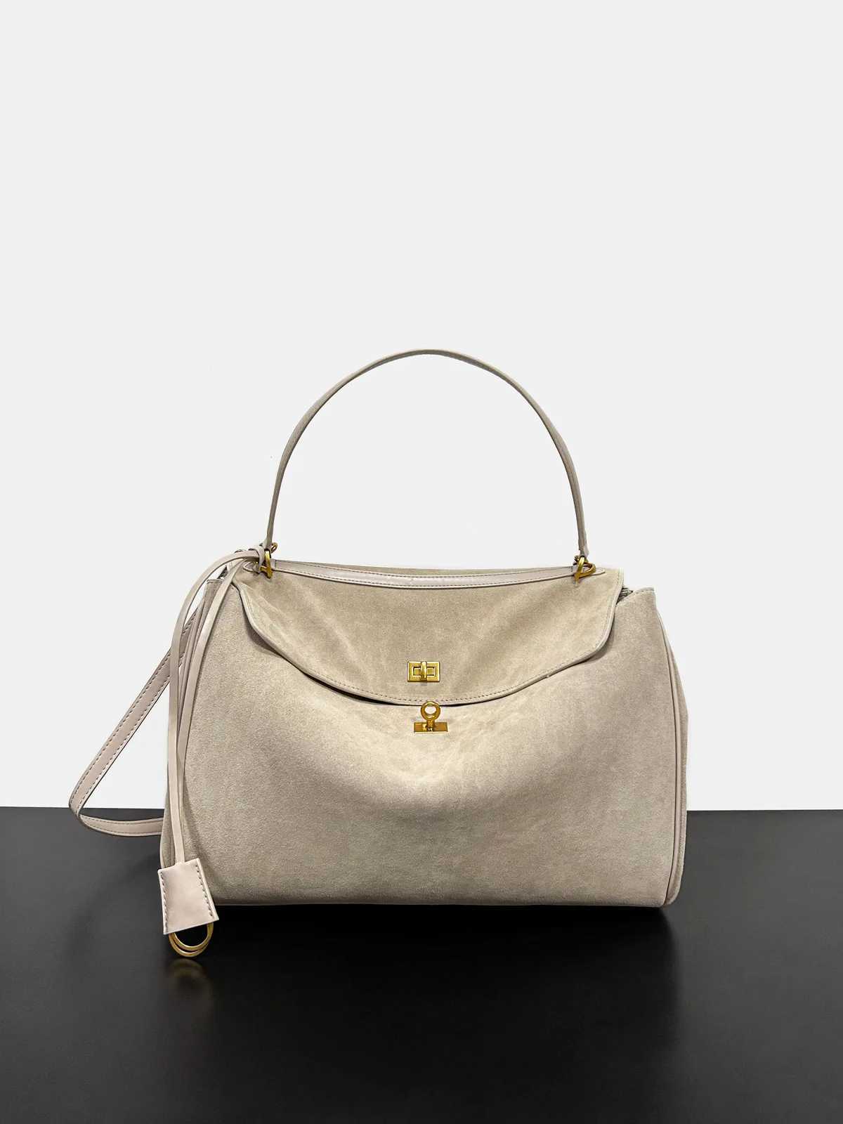 Atmospheric fashion lock cowhide womens bag 2025 new chain lightweight texture foreign leather soft leather crossbody bag J251025