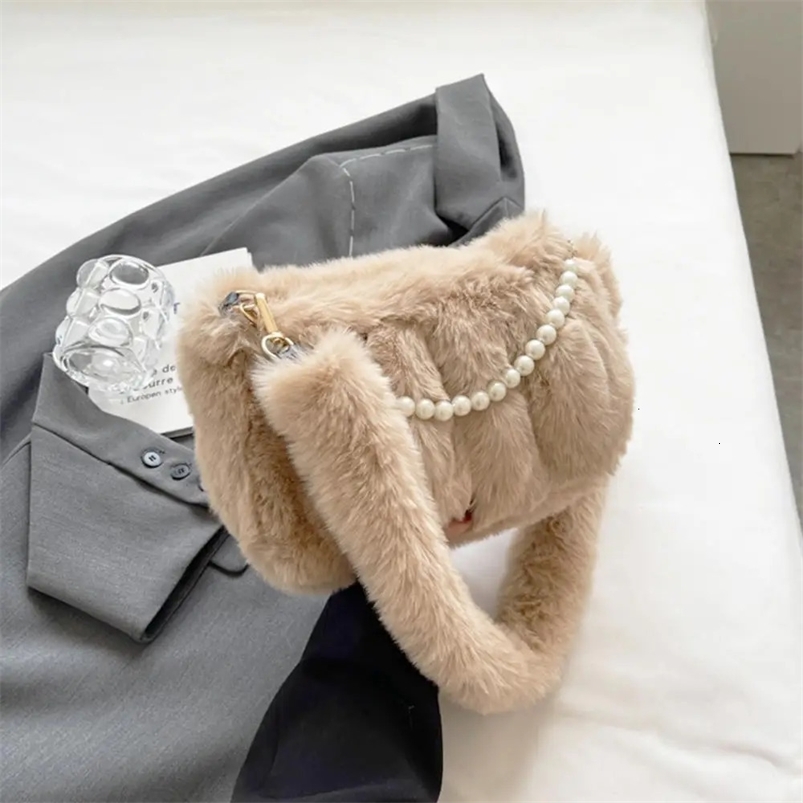 Evening Bags ISKYBOB Women Plush Handbag Autumn Winter Underarm Bag with Artificial Pearls Chain Shoulder Bag Fashion Small Square Bag White 231030